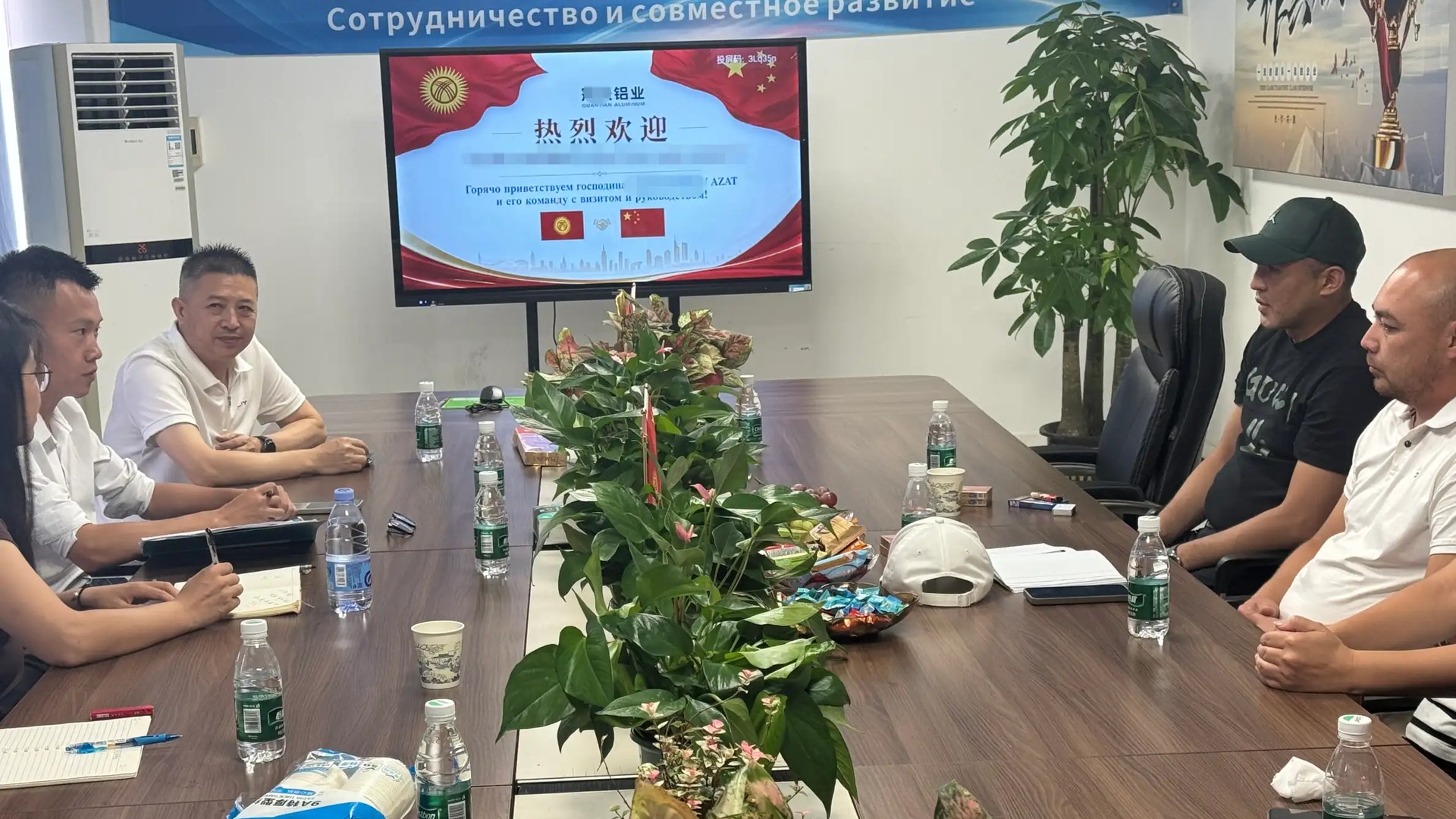 Customers and Guantian representatives seated around a meeting table