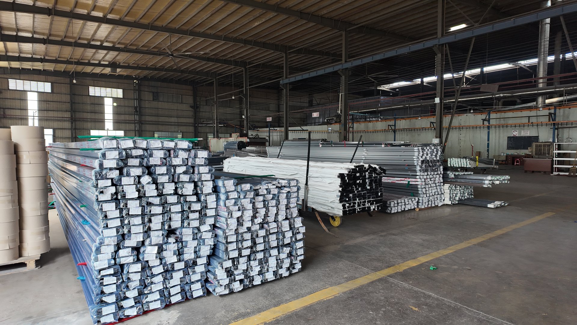 Bundled aluminum profiles stored in the factory dispatch area