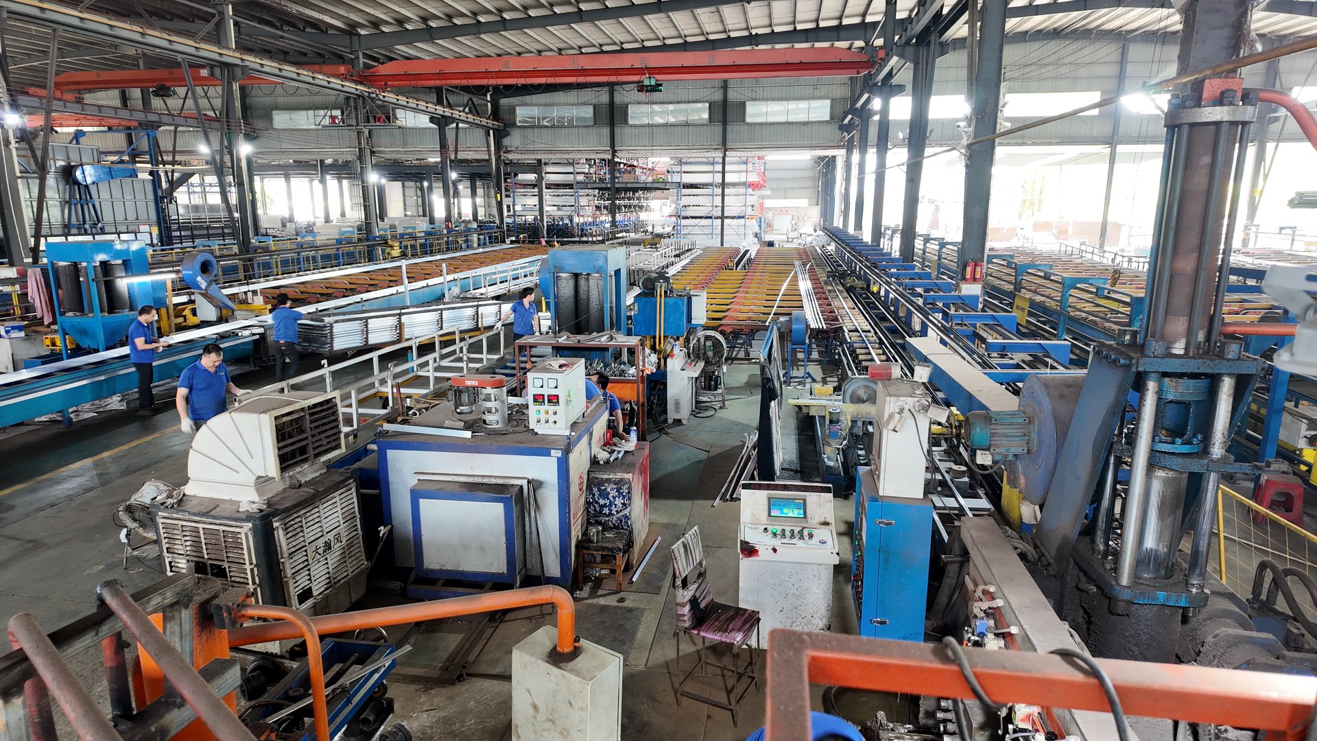 Production equipment and operators in the extrusion workshop