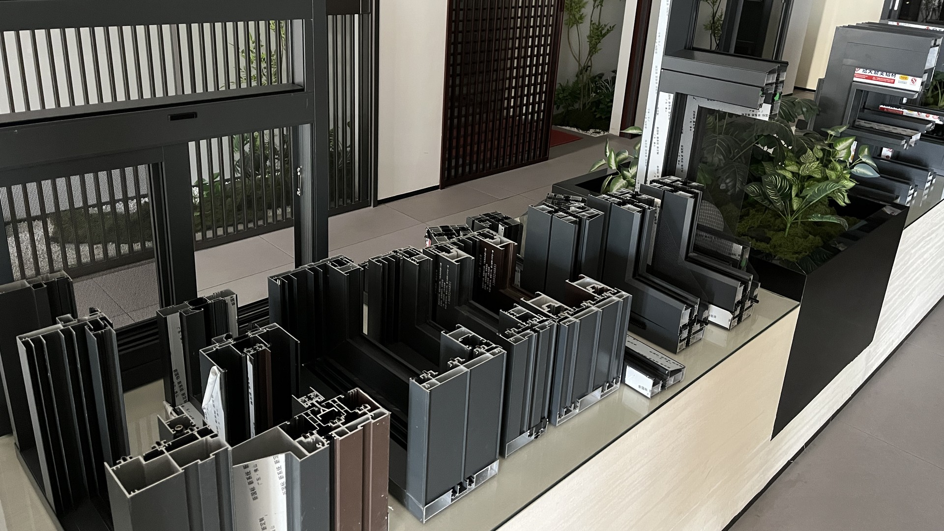 Window profile sections and corner assemblies displayed in the Guantian showroom